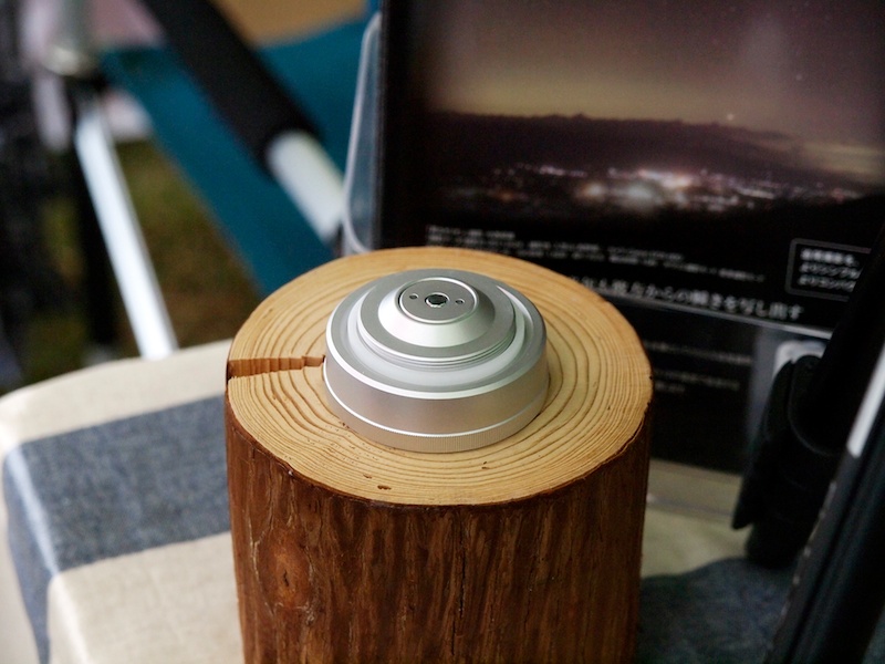 星空雲台ポラリエ用の「タイムラプスアダプター」。ポラリエの裏蓋を外して装着することで、回転軸を縦方向に変更できる。発想が面白い