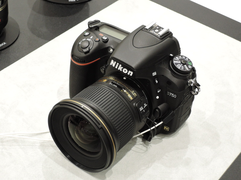 新製品ニコンD750ももちろんあった。装着レンズは9月発売のAF-S NIKKOR 20mm f/1.8G ED