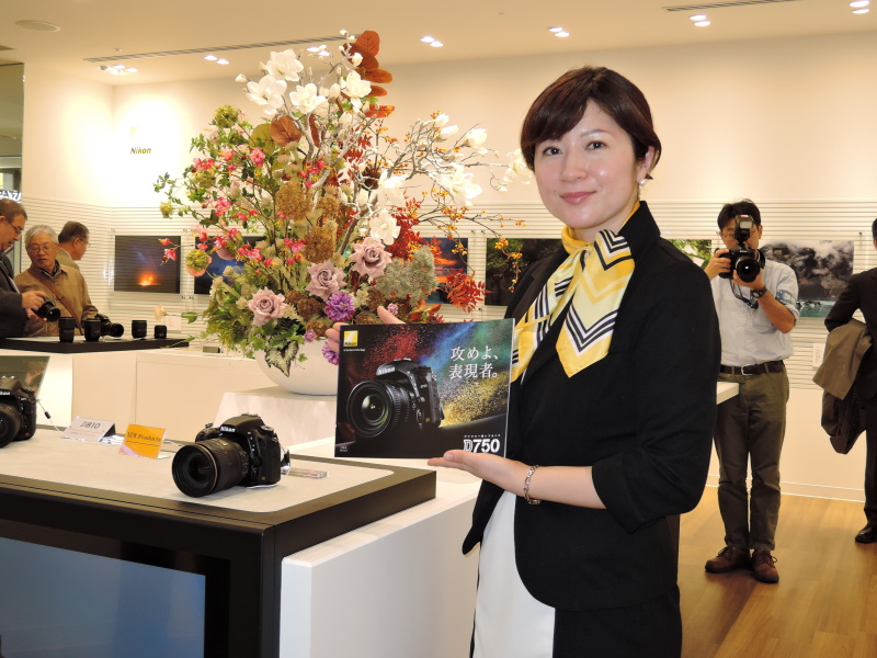 初日から多くの来場者でにぎわった。女性スタッフの制服は、新宿など他のショールームと若干異なるとのこと