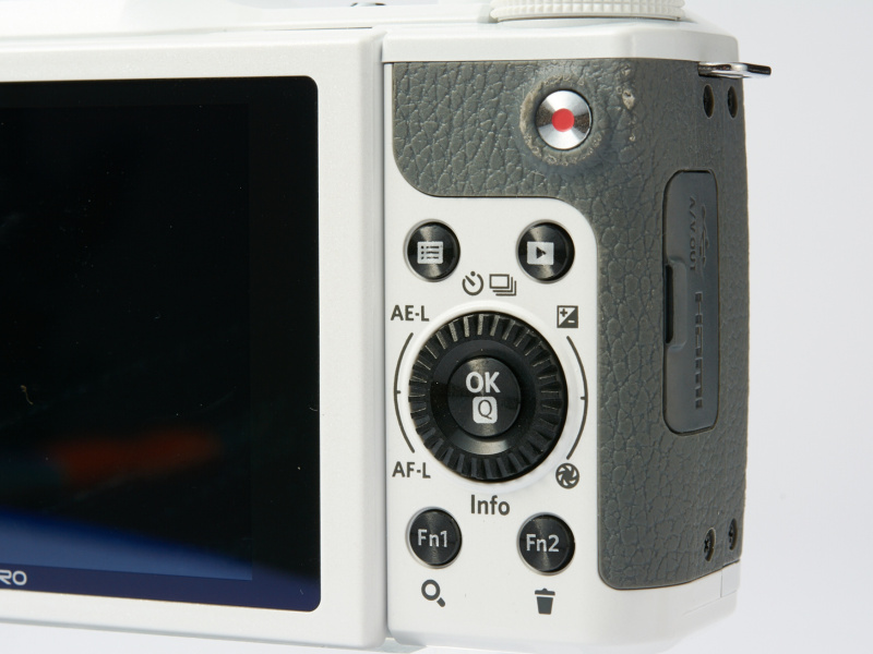 ボタン類は親指で操作できるシンプル設計。ジョグダイヤルも採用している。