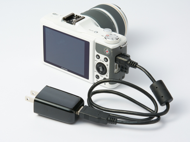 端子はUSB2.0とHDMIマイクロを採用。充電はUSB端子から行う。