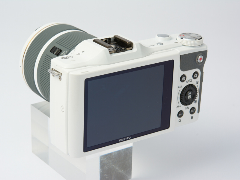 チルト式モニターはローアングルやハイアングルでの撮影をより快適にしてくれる。残念ながらタッチパネル式ではない。