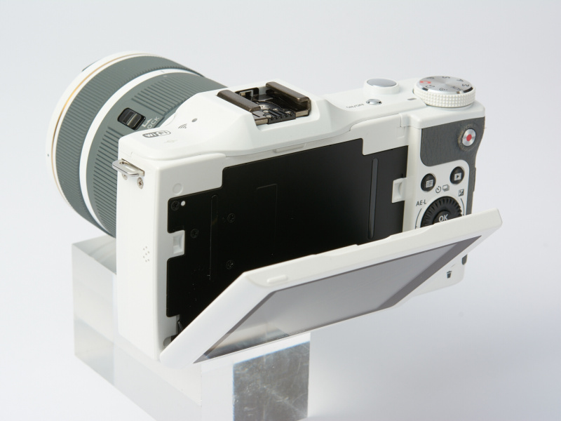 チルト式モニターはローアングルやハイアングルでの撮影をより快適にしてくれる。残念ながらタッチパネル式ではない。