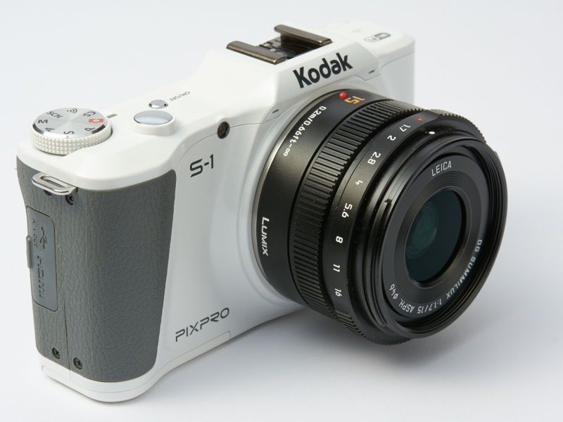 マイクロフォーサーズマウントを採用しているので、他社のレンズも装着できる。