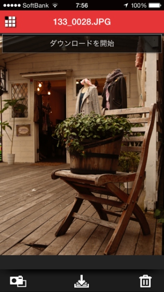 スマートフォンからカメラ内の画像を一覧したり、お気に入りの写真をダウンロードできる