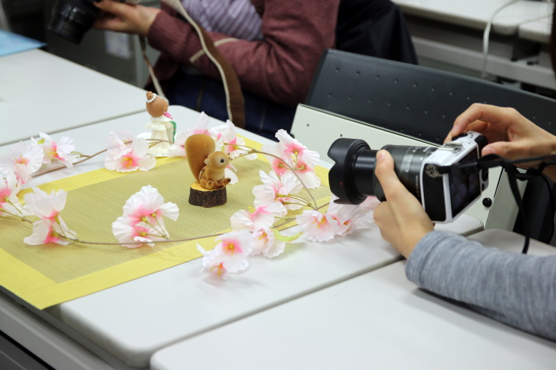 かわいい小物を使って、カメラの基本的な使い方から、大きなボケを作る方法、明るさや色の変え方、スタイリングのコツまでを学びました。