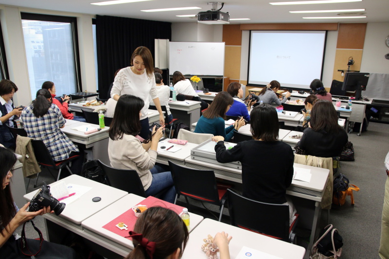 撮影実習では、佐藤先生が撮影する参加者を周りアドバイスをしたり、質問に答えたりしていました。