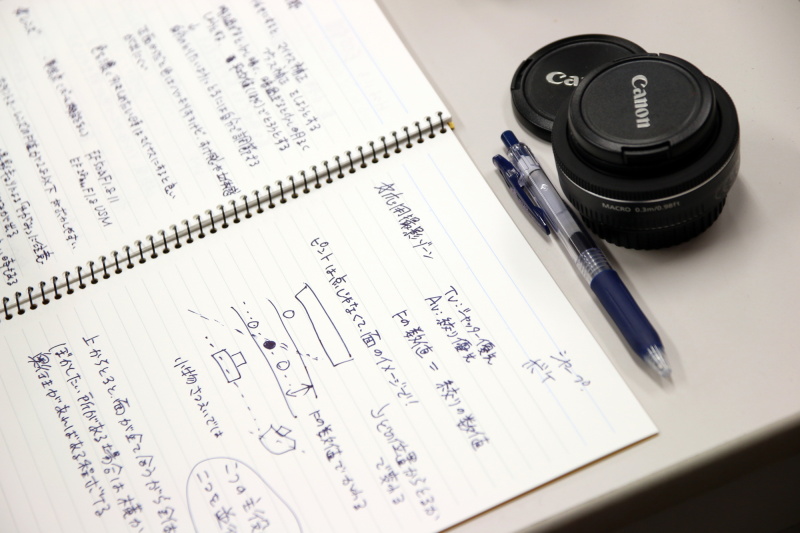 多くの参加者が熱心にノートを取っていました。