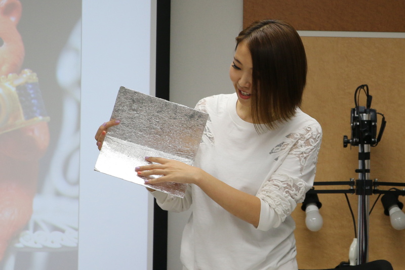 レフ板はわざわざ買わなくても、段ボールに白い紙や丸めたアルミ箔を貼り付ければ簡単に作ることができます。