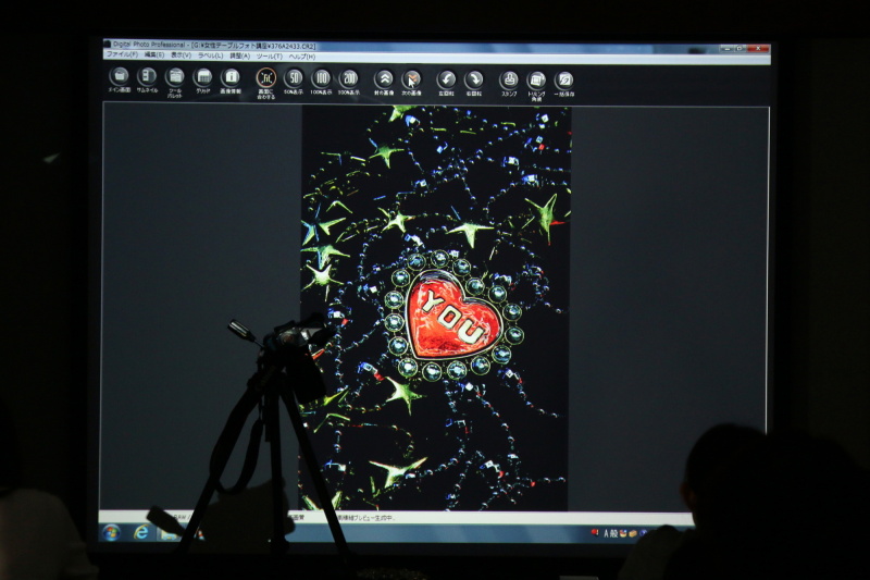 スマートフォンのライトを使って撮影した不思議な印象の写真です。どのように撮ったのか、実際に見せていただきました。