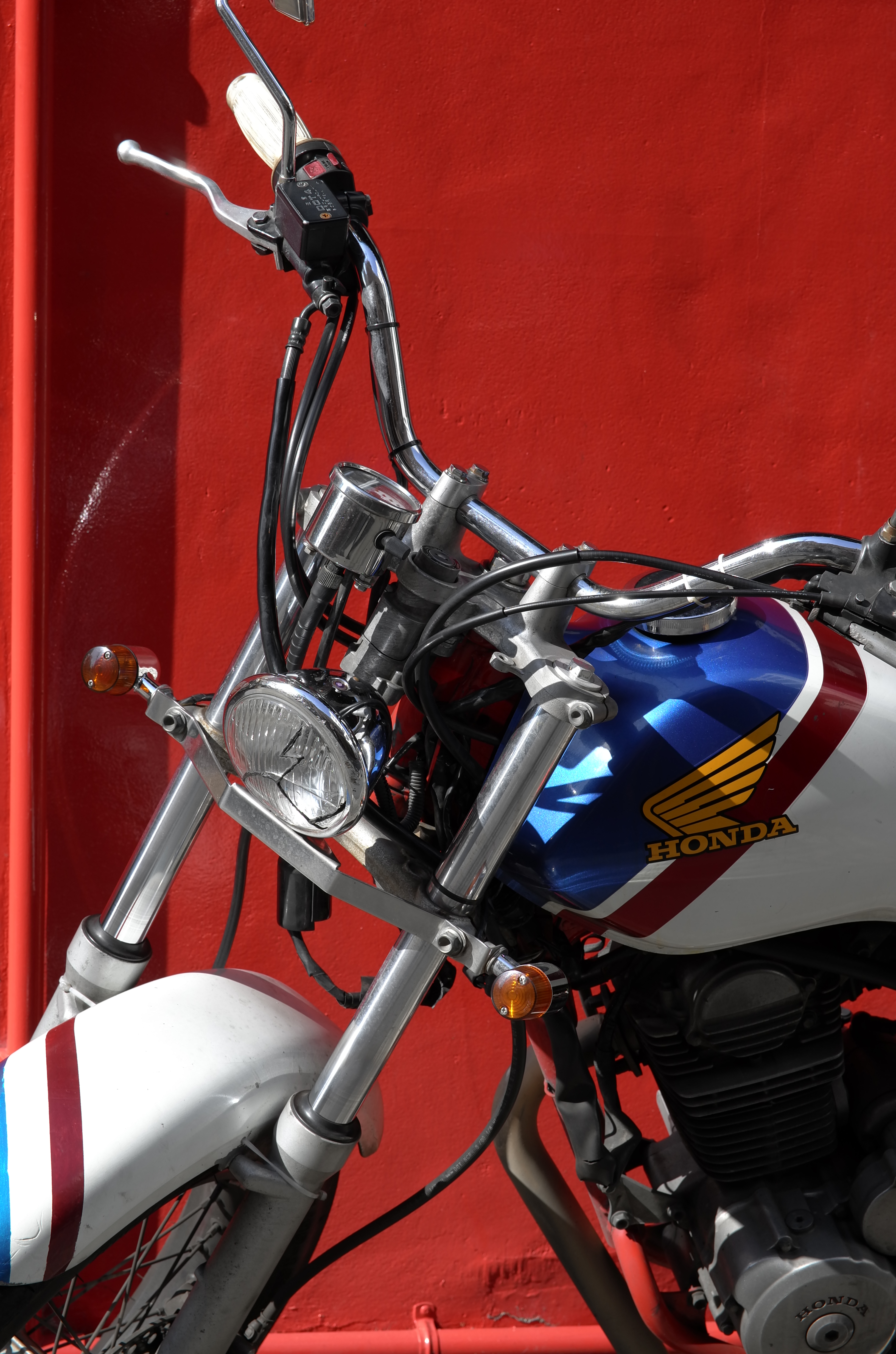 バイクのハンドルなど、金属部分を見ると、とてもシャープで質感再現がとても高いことがわかる。また赤い壁のトーンも豊か。A3ノビのプリントでも余裕の画質だ。VARIO-ELMAR-T f3.5-5.6/18-56mm ASPH. / ISO100 / F8 / 1/160秒 / ±0EV / 45.4mm