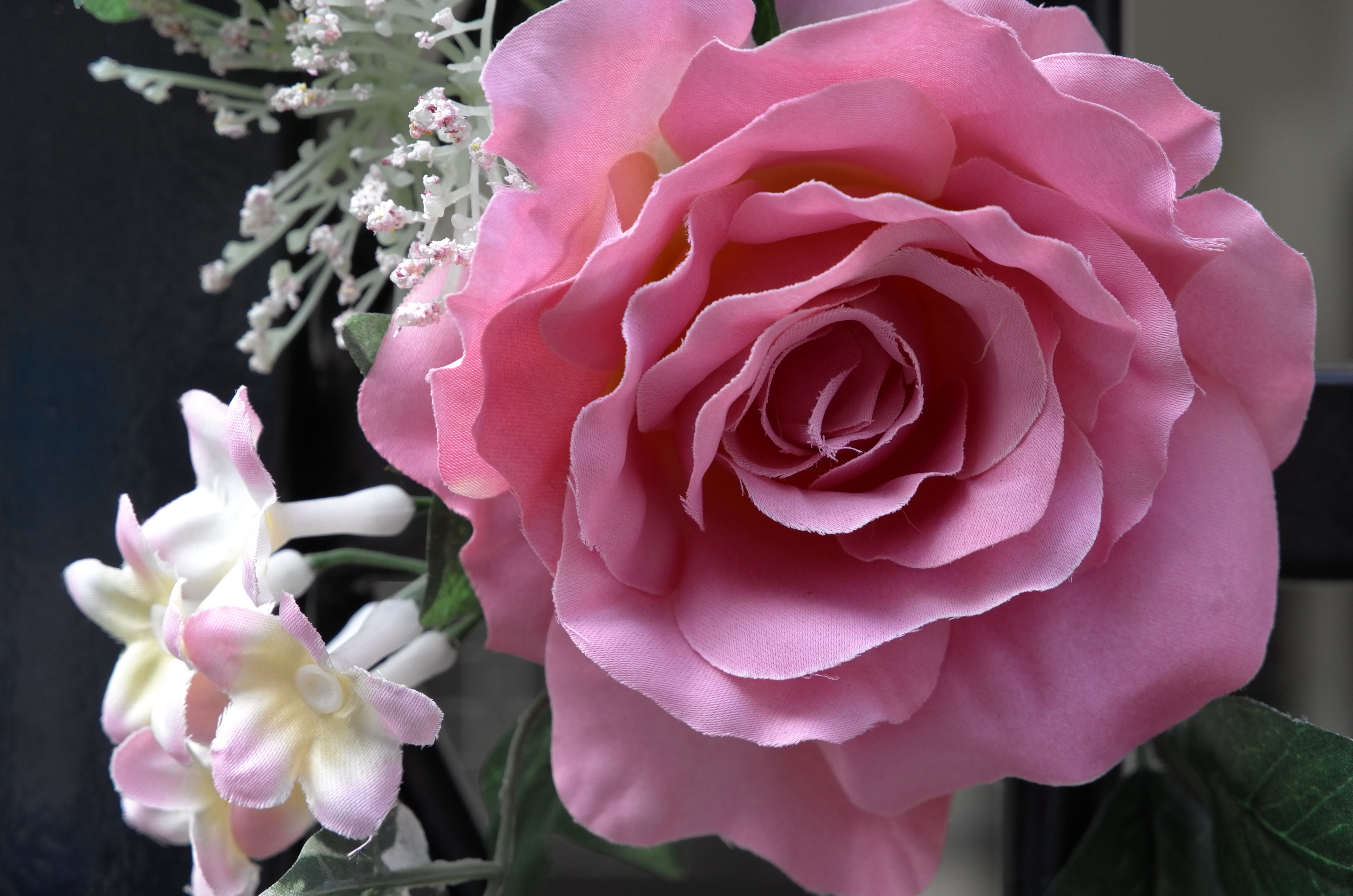 望遠側でほぼ最短で撮影。絞りは開放。造花のバラの質感がよくわかる。遠景も近接も優れた描写力のレンズだ。またISO400に設定しているが、ノイズ感はほとんどない。VARIO-ELMAR-T f3.5-5.6/18-56mm ASPH. / ISO400 / F5.6 / 1/200秒 / ±0EV / 55.9mm