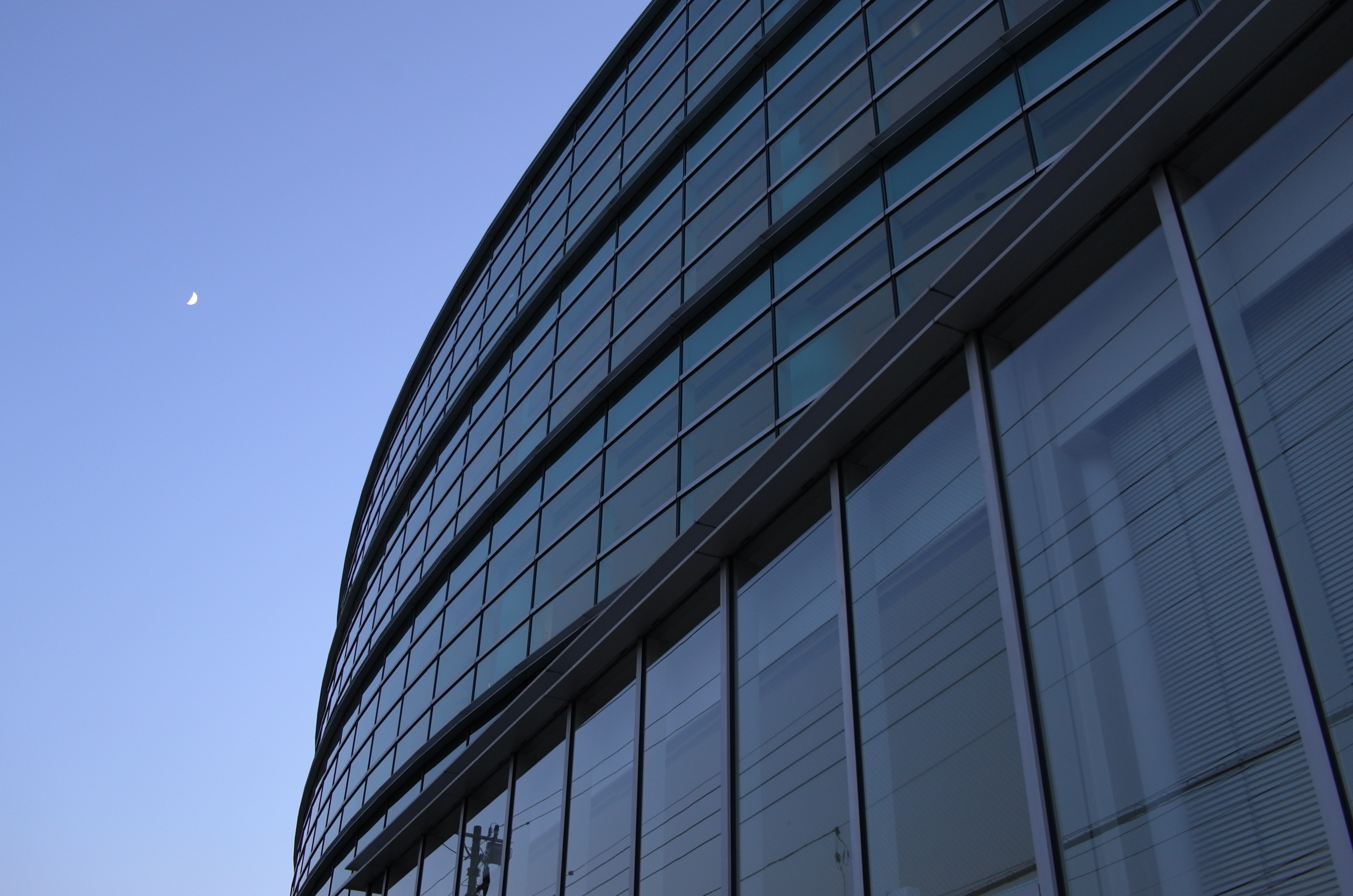 夕暮れに空を見ると月が出ていた。ライカTはよく使うアイコンを設定したり、自分好みにカスタマイズすれば、撮りたい瞬間にすぐ反応できる。SUMMICRON-T f2/23mm ASPH. / ISO400 / F4 / 1/50秒 / ±0EV / 23mm