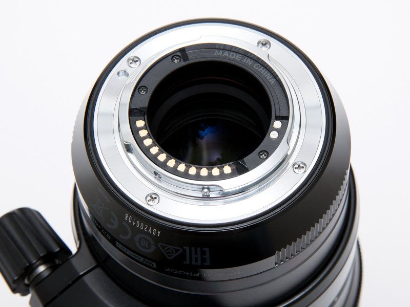 マウントは剛性の高い金属製。防塵防滴対応のためゴム状のシーリングが施されている