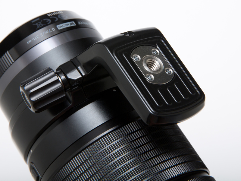 三脚台座は比較的小さく感じるが、剛性は高くバランスも良い。ロックを緩めての回転も非常にスムースでロックのつまみも適度な力で止まる