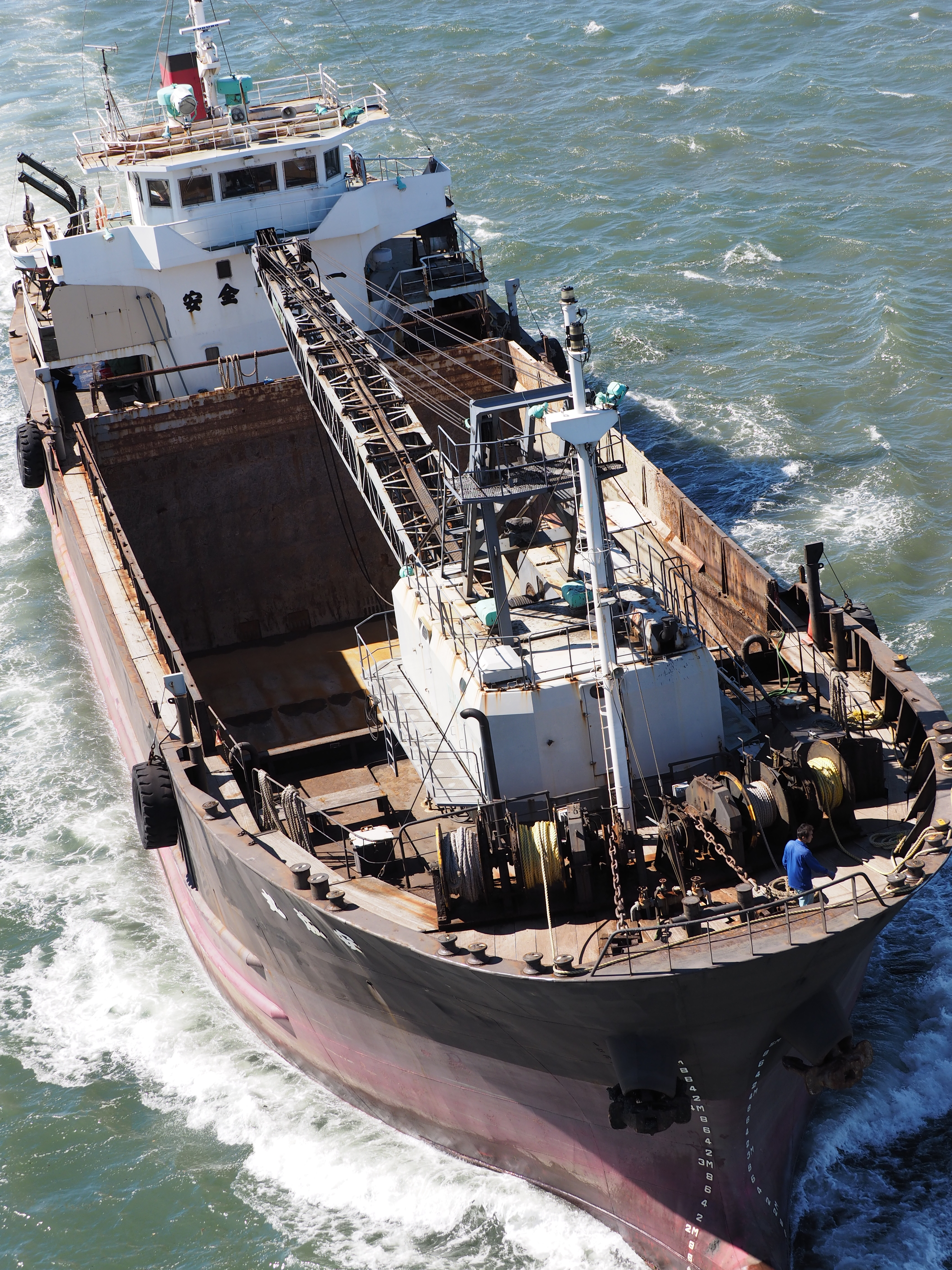 港に架かる橋上より眼下を航行する船をワイド端40mmで撮影。鉄の塊のような船体の質感を高い解像力で重厚に描写。金属の手すりやワイヤー、甲板のロープまで鮮明に描写している。E-M1 / 1/640秒 / F5.6 / 0EV / ISO200 / 絞り優先AE / 40mm