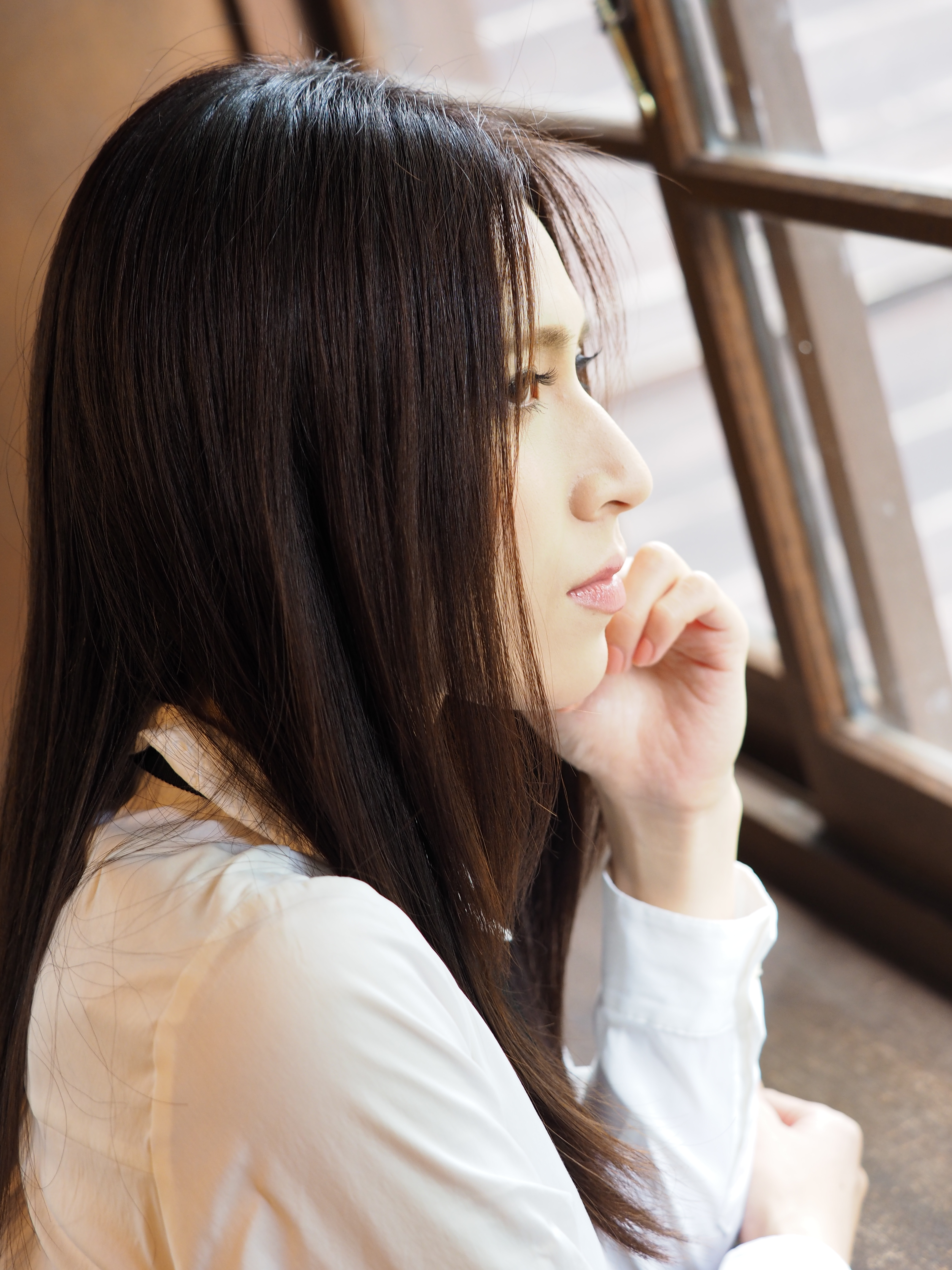 窓際の人物の横顔を48mmでスナップ。ピントを合わせた目元や髪の毛の1本1本の精細さが際立つ。光の少ない室内での撮影なので開放絞りF2.8でも1/20秒のスローシャッターに。このレンズには手ブレ補正機構は搭載されていないが撮影に使用したOM-D E-M1の強力な5軸手ブレ補正のおかげでギリギリ手ブレを起こさずに撮影できた。E-M1 / 1/20秒 / F2.8 / -0.7EV / ISO400 / 絞り優先AE / 48mm