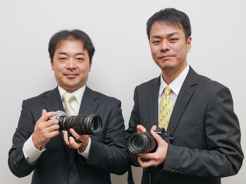 左からオリンパスイメージング 開発本部 光学開発部 1グループ 課長代理 シニアオプティカルエンジニアの山田康晴氏（40-150mmと対応テレコンバーターの光学設計を担当）、同光学開発部 2グループ 課長代理の福田剛氏（40-150mmと対応テレコンバーターの開発リーダー）