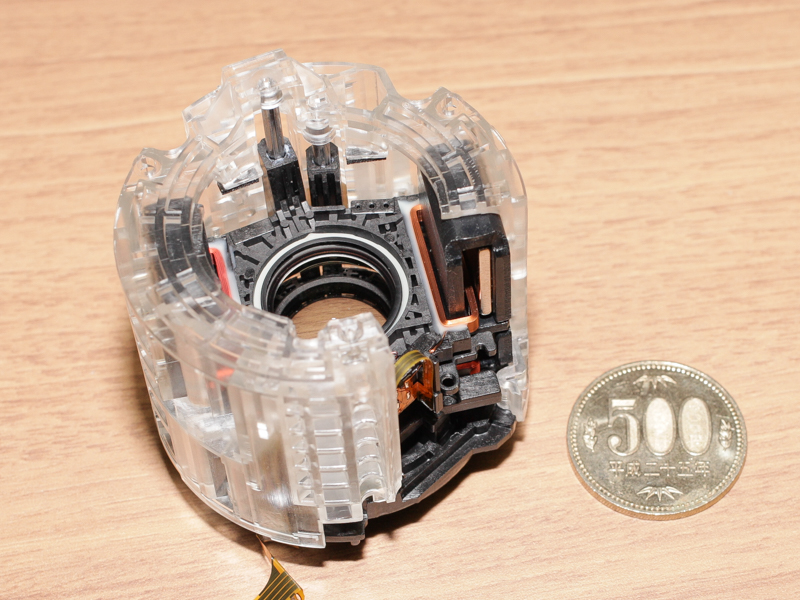 DUAL VCMフォーカスシステムのユニット。500円玉と比べるとそれなりの大きさがあることがわかる