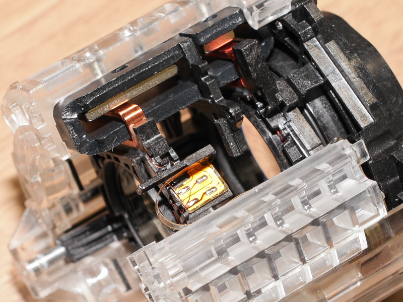 ボイスコイルモーターに繋がったレンズが2つあるのがわかる