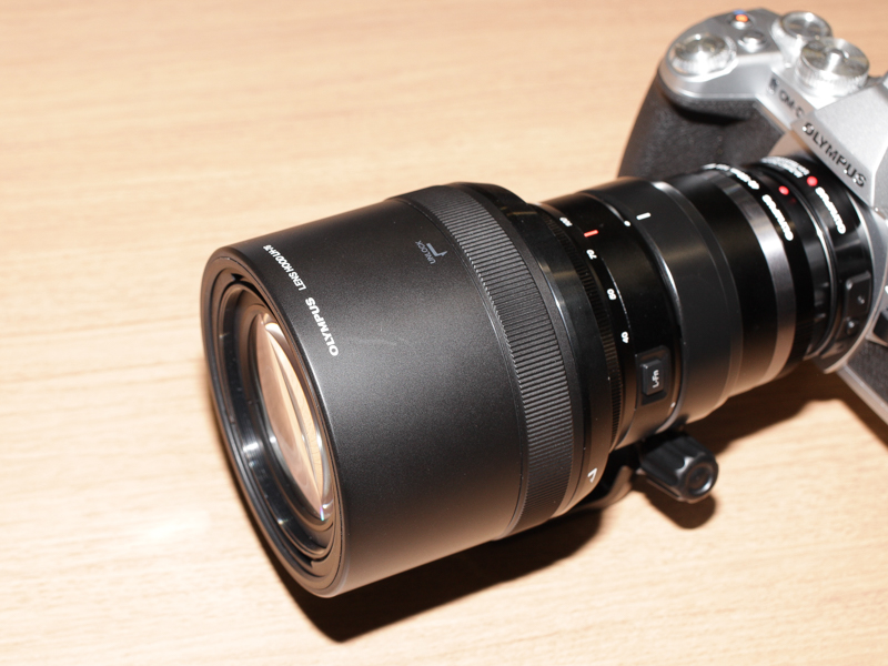 レンズフードはこのようにスライドできる