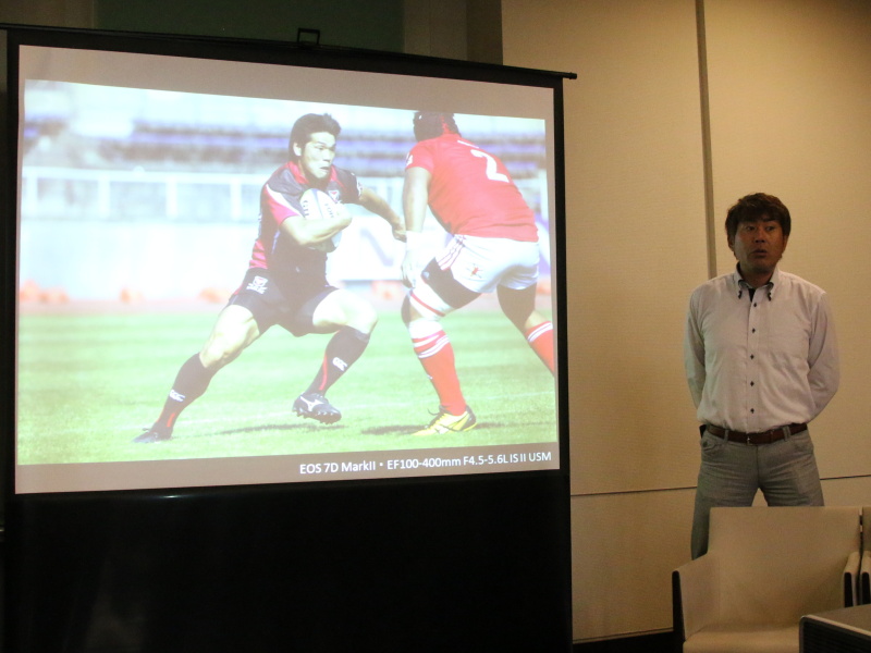 水谷たかひと氏。小型軽量な100-400mmでも“撮れてしまう”驚きを語った