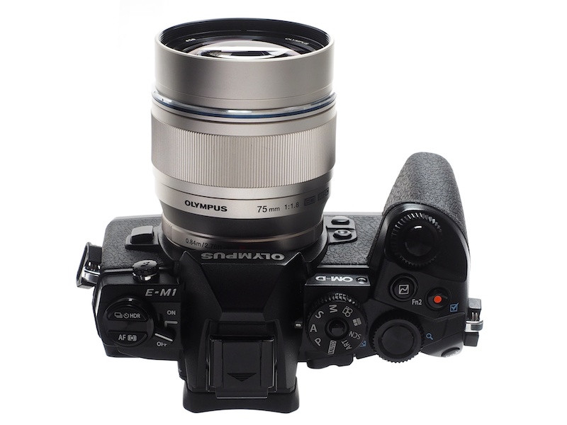 OLYMPUS OM-D E-M1に装着。大口径レンズながらコンパクトに抑えられ、重量バランスもよい。シルバーの他にブラックもラインナップされている。