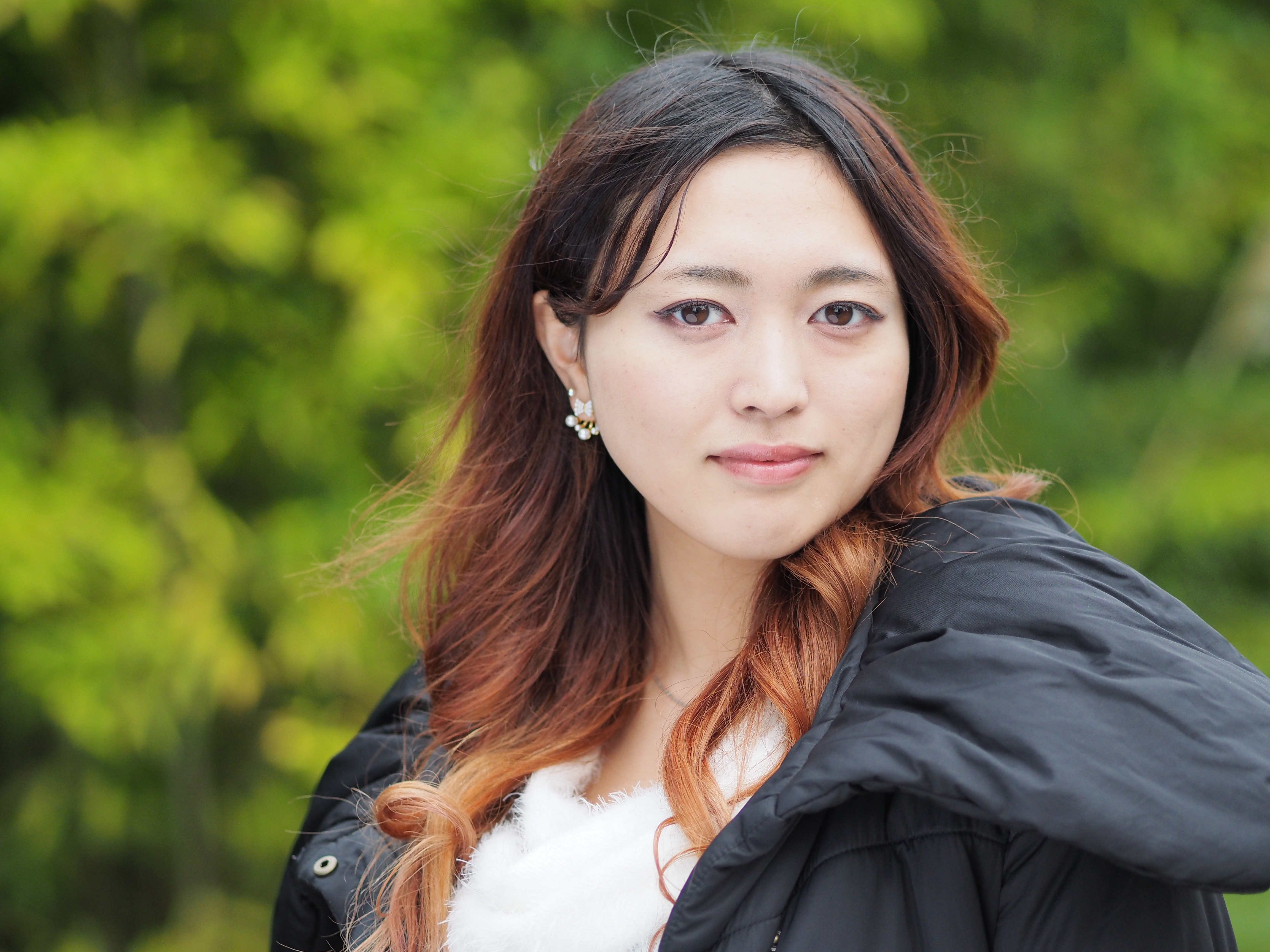 被写界深度は浅く目にピントを合わせると前後はすぐにボケはじめる。大きなボケが要求されることの多いポートレート撮影で十分以上の働きをしてくれる焦点距離であり、マイクロフォーサーズシステム規格の特性をよく考えた設定だといえる。E-M1・絞り優先・ISO400・F1.8・1/2,000秒・-0.7EV・WB:オート