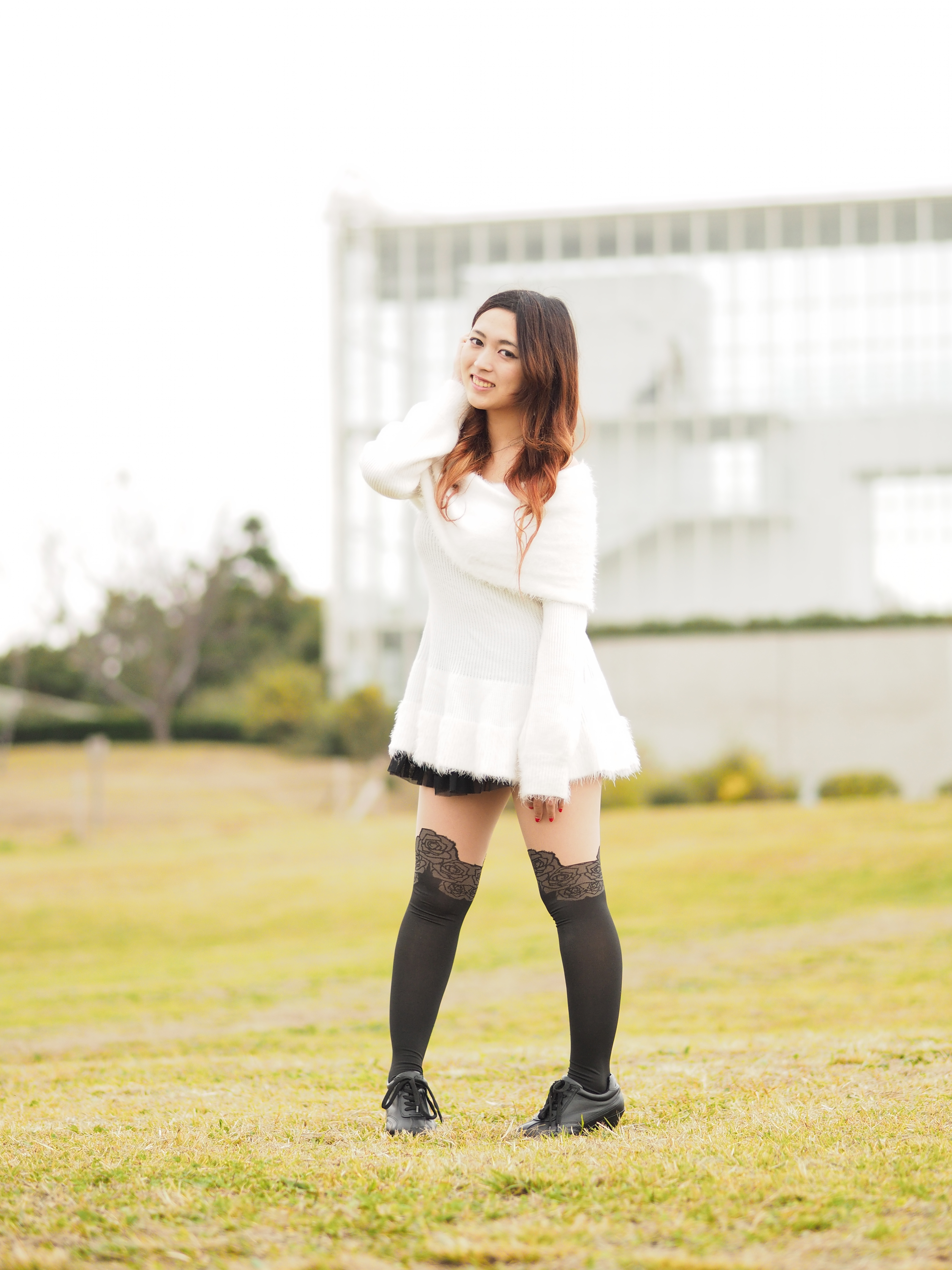 世に数あるポートレートレンズの中においても非常に優れた描写性能を誇る本レンズ。白い背景の中に溶け込みやすい白い服を着た難しい条件でも、ピント面の高い解像力でモデルを浮き上がらせることができた。E-M1・絞り優先・ISO400・F1.8・1/3,200秒・+2.0EV・WB:オート