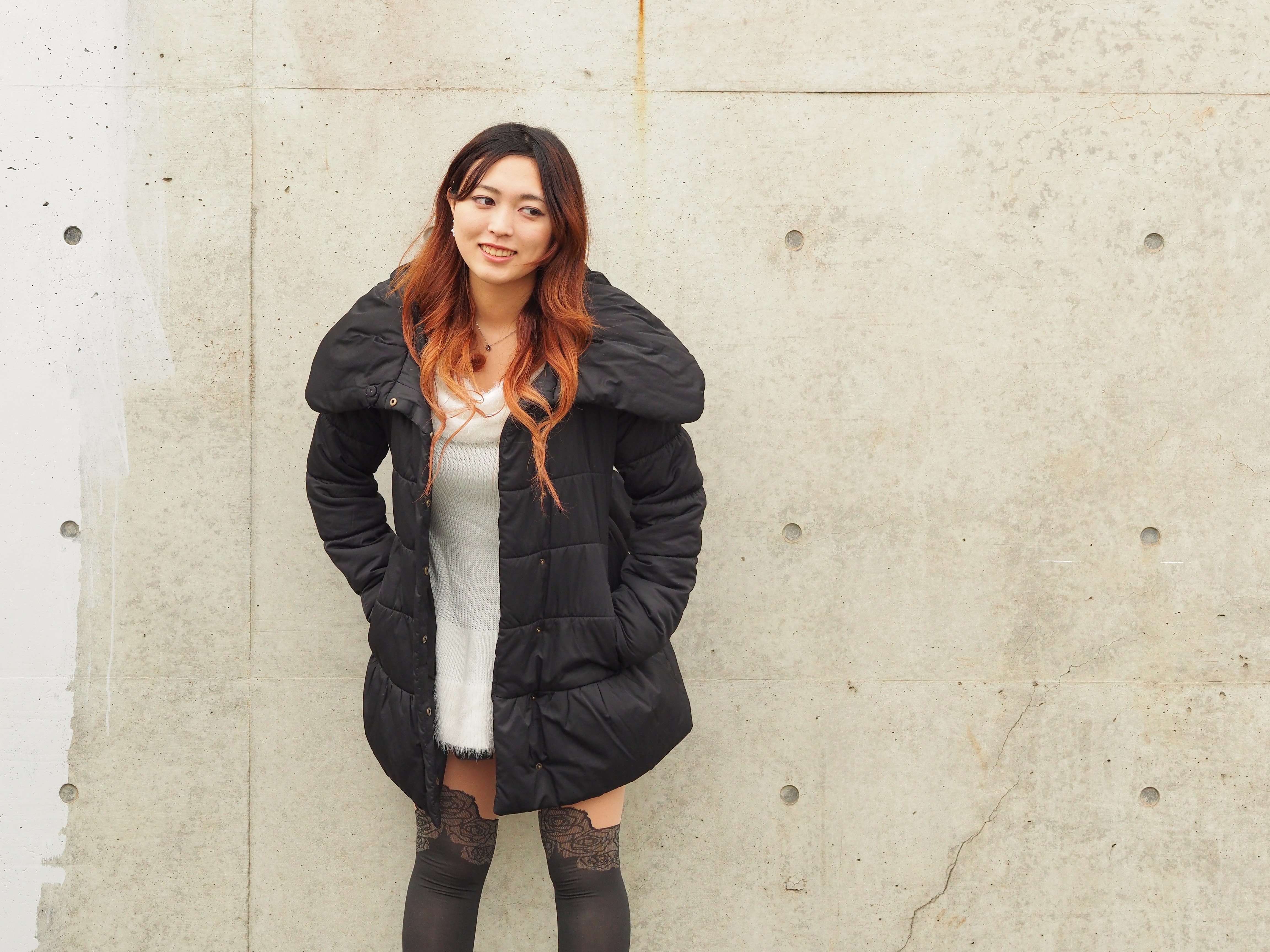 絞っても解像力が高まりすぎてギスギスしくなることがない上品さを合わせもつ。壁とモデルの両方を被写界深度にいれて画面の安定感をとってみた。周辺まで非常に高い画質である。E-M1・絞り優先・ISO400・F5.6・1/400秒・+0.7EV・WB:オート