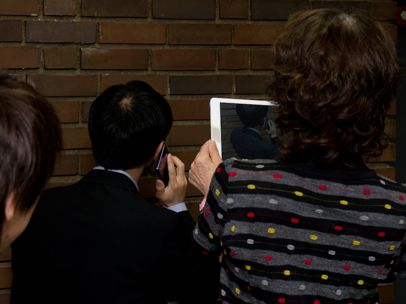 幅広い世代の男女が協力して素材写真を撮る様子が印象的だった