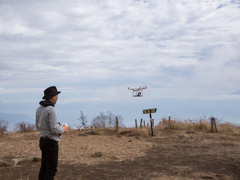 GPS電波を十分に捉え、機器が正常であれば手放しでもその場にホバリングする。少し前のラジコンヘリコプターでは考えれなかったことだ