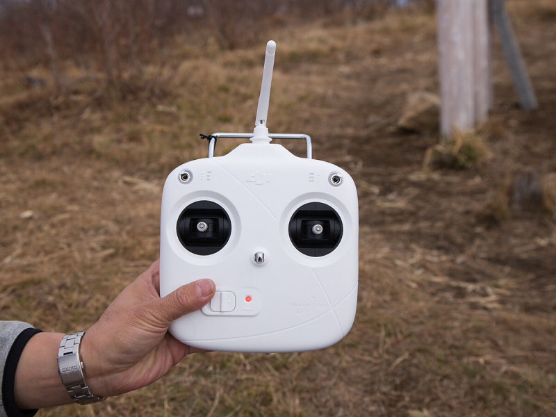 PHANTOM 2の送信機。プロポと呼ぶ。日本国内では、2.4GHzの周波数帯を使う。この周波数帯はWi-FiやBluetoohにも割り当てられており、Wi-Fi電波は干渉の可能性が高い。また、ラジコンの周波数は国によって違うため、海外通販で購入すると違法になってしまう可能性が非常に高い。購入は国内の販売店にしよう