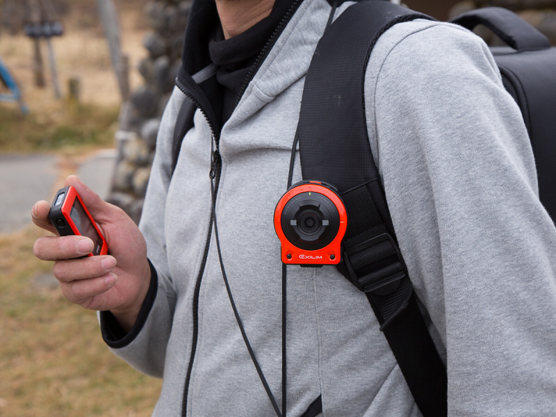 ショルダーベルトにつけて“ながら撮り”