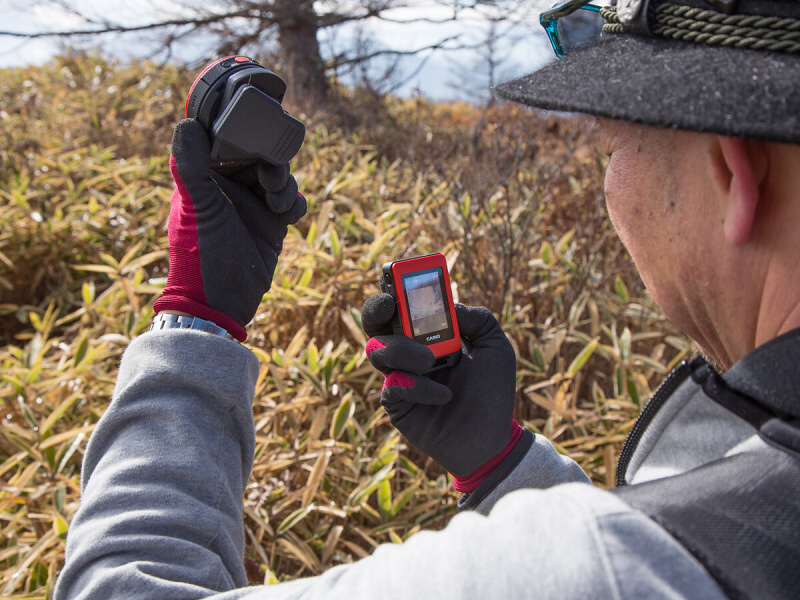 カメラ部を手に持ちアングル探し