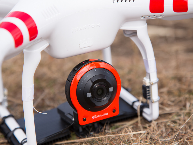 プラスチック段ボールと針金で簡単取り付け。工具はハサミと1.5mmほどのドライバーかキリがあれば十分だ