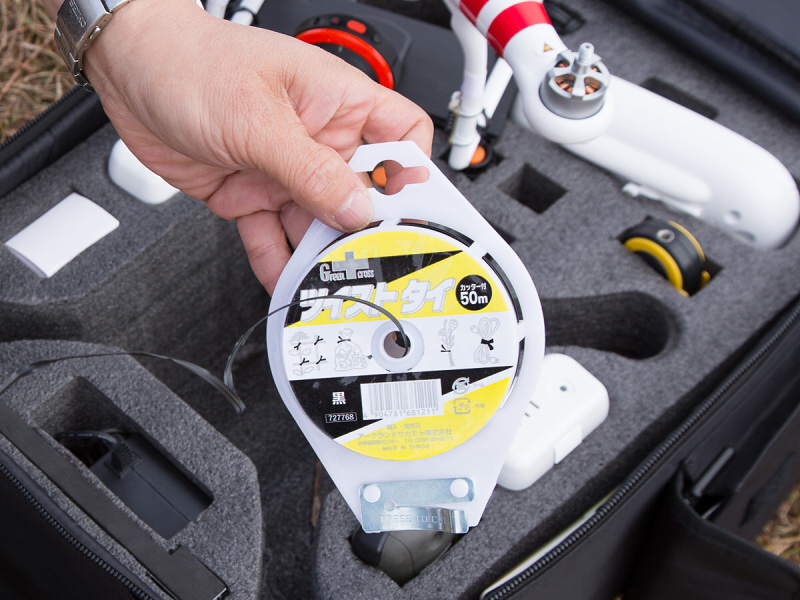 針金はビニールコートされた結束タイを使うといい。普通の針金よりほどけにくい。電線を束ねる時に使うものだ