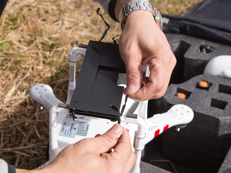 スキッドには銀色のデバイスが取り付けれているが、これが磁気コンパスだ。ここに針金を巻いては行けない。3㎝程度はなすようにする
