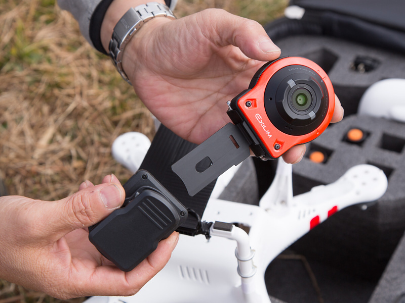 EX-FR10にEAM-2を装着。EAM-2はショルダーベルトなどに挟んで取り付けるためのオプションだ