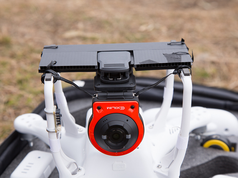 段ボールをEAM-2で挟んだら、ネックストラップ用の穴に針金を通し、直接スキッドに結ぶ。万が一の際の落下防止策だ