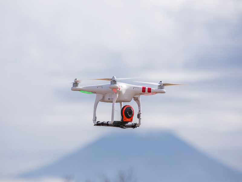 富士山をバックにホバリングするPHANTOM 2とEX-FR10。軽量なEX-FR10なら、多少の風があっても安心だ。飛行時間も余裕たっぷり