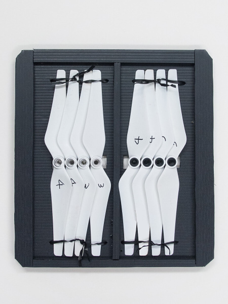 プロペラは丁寧に扱う。1台分の4枚は同梱されているが予備も購入しておく。バランスが大事なので着陸失敗などで傷ついたものは再使用しない。純正品を必ず使用することも安全対策である