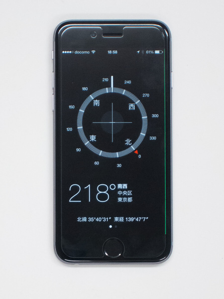 コンパスは離陸場所の磁気を計る。地表から30cm上くらいまでを上下してみて、大きく方位が変るようなら、離陸に向かない場所だ。スマートフォンのコンパスを利用するのもよい