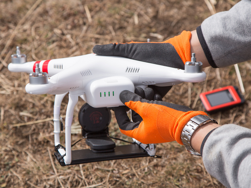 次に機体にバッテリーを挿入して電源を入れる。起動音が鳴り、プロポと通信が始まる。まだ、モーターは起動しない