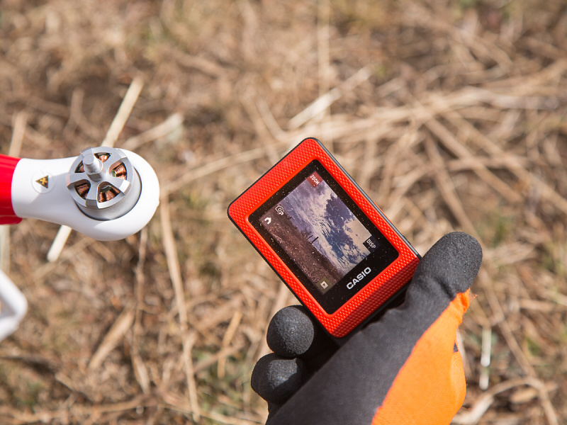 モニター部の電源をいれて、通信を確立させる。AFの特性があるので、動画撮影は離陸させてから始めると良い