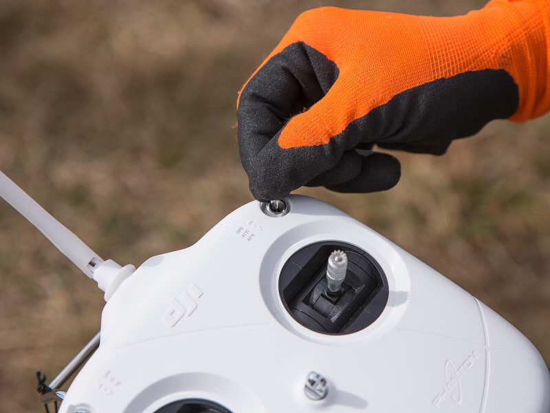 初めての時や場所を大きく移動した時は、コンパスのキャリブレーションを行う。プロポ右上のスイッチを5回以上、上下するとキャリブレーション開始