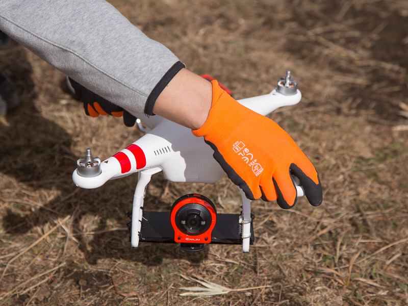 機体下部のLEDが黄色に点灯したら、水平に360度を少し越えて回転させる。LEDが緑になればOK。回転方向はどちらでも良い