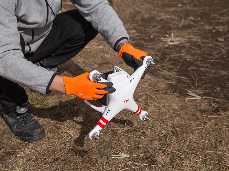 次に機体前方を真下に向け、その場で360度回転させる。LEDが緑の点滅になれば完了だ。その後、赤と緑の点滅に変わり、GPSの捕捉が始まる