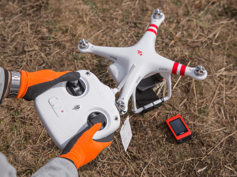 数分待つと緑の早い点滅が2回、その後、ゆっくりした緑の点滅になればGPSを6個以上捕捉したという合図。そこでモーター起動、動作確認をする