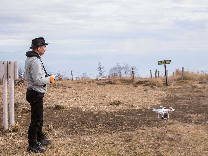 通常の着陸：一定スロットルでは自機のプロペラの風が地面から巻き返すので安定した着陸ができない。そこで、自分から2〜3m離れた位置、高さ50㎝程度に一旦、ホバリングさせる。そこからゆっくり降下させ、高さが5㎝以下になったら一気にスロットルを絞ると良い